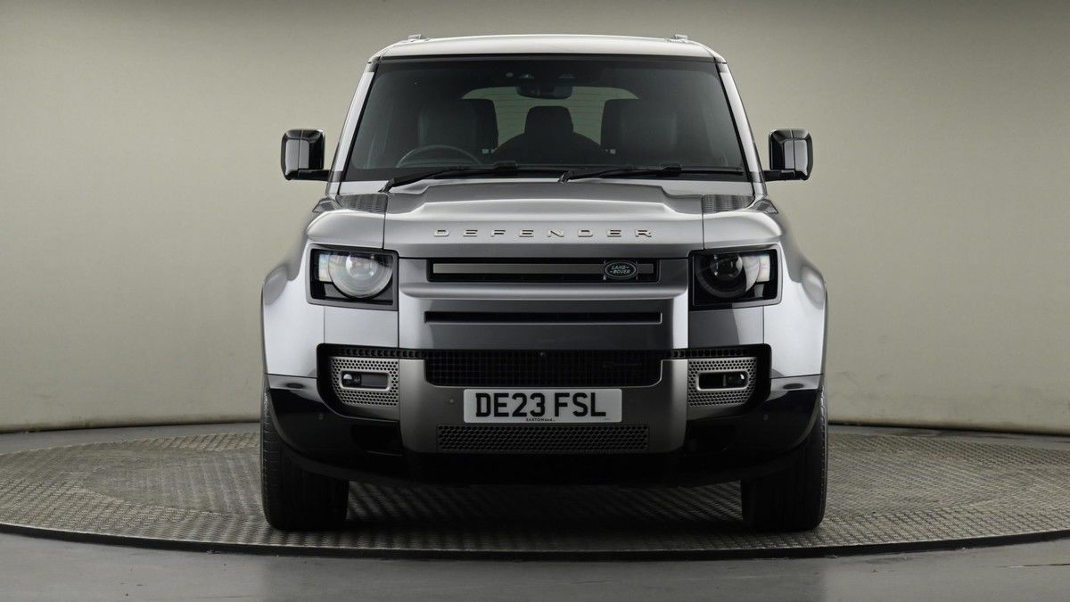 Land Rover Defender 130 Image 21