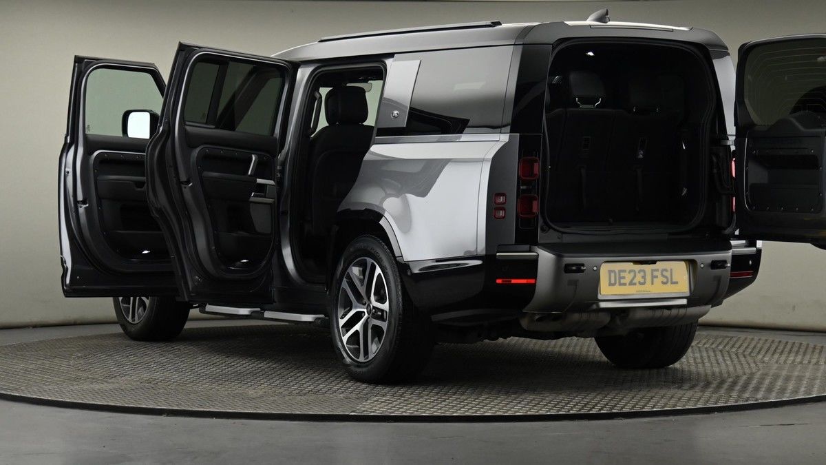 Land Rover Defender 130 Image 29