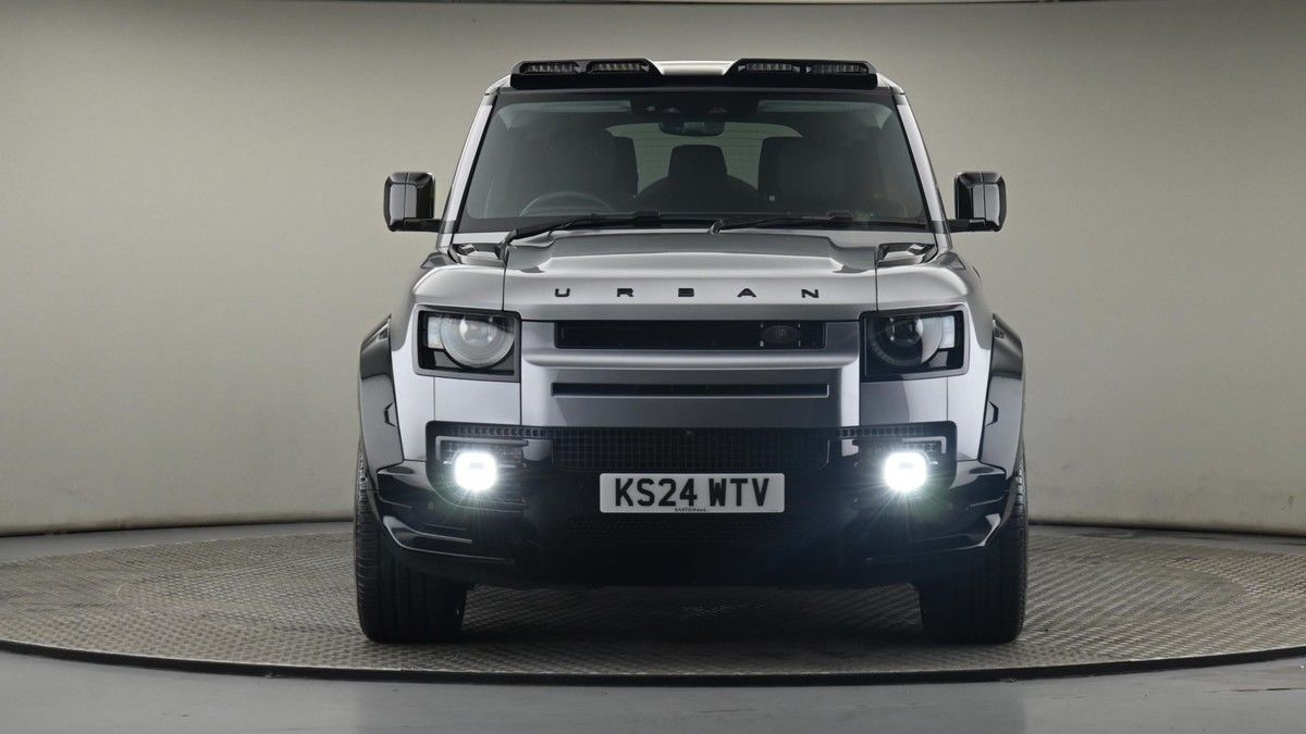 Land Rover Defender 130 Image 21
