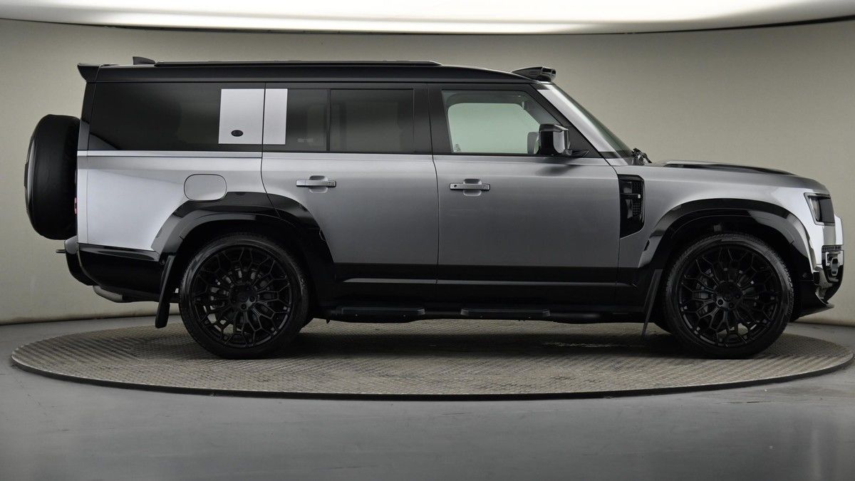 Land Rover Defender 130 Image 27