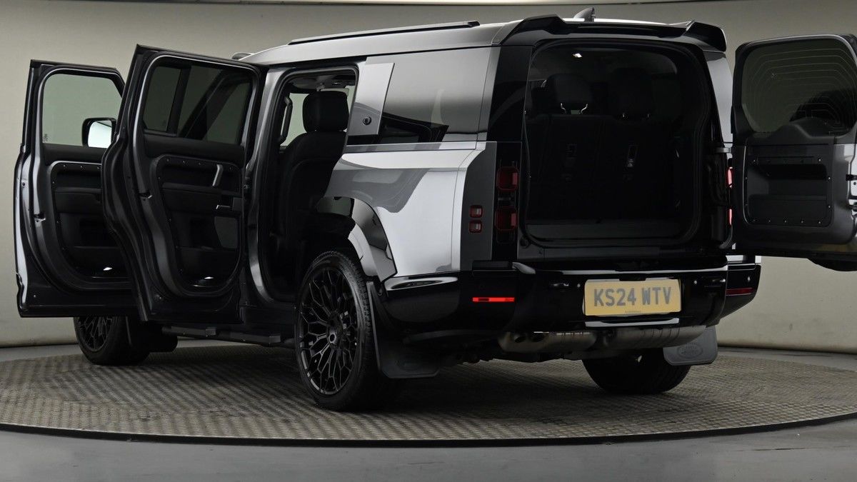 Land Rover Defender 130 Image 29