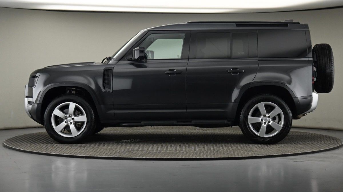 Land Rover Defender 110 Image 23