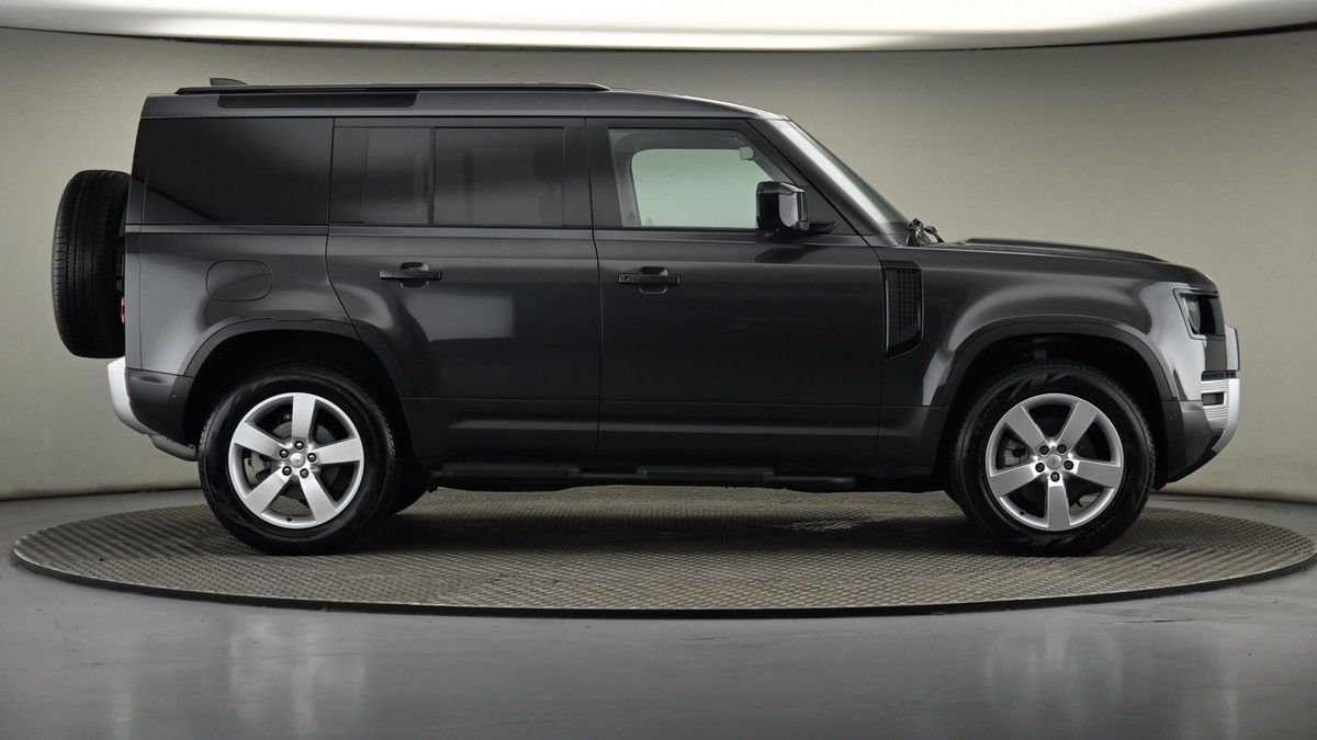 Land Rover Defender 110 Image 27