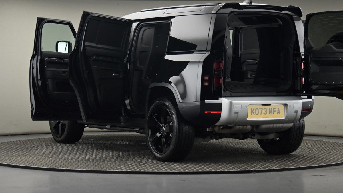 Land Rover Defender 110 Image 26