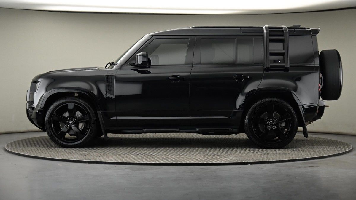 Land Rover Defender 110 Image 23