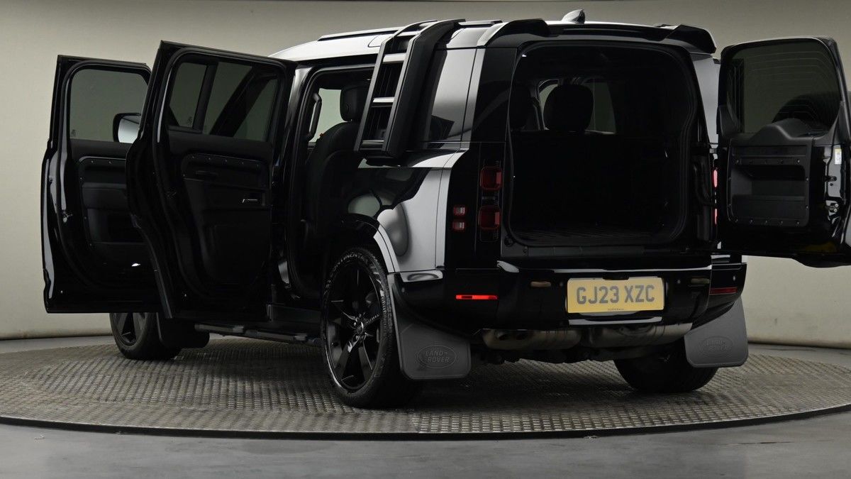 Land Rover Defender 110 Image 29