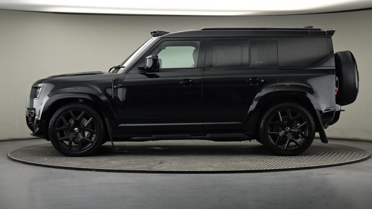 Land Rover Defender 110 Image 22