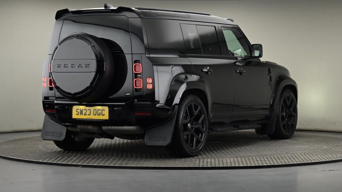 Land Rover Defender 110 Image 25