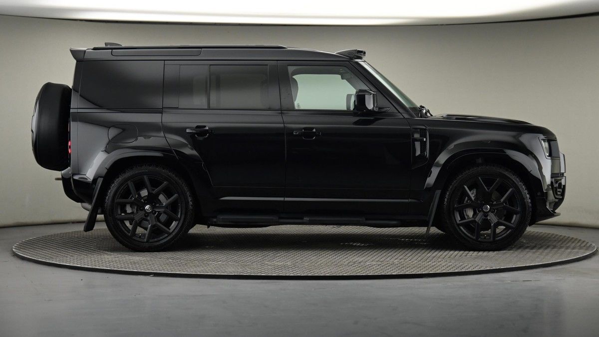 Land Rover Defender 110 Image 26