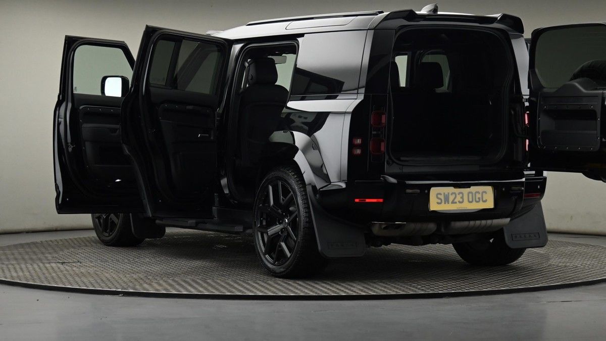 Land Rover Defender 110 Image 28