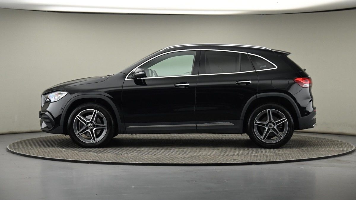 Mercedes-Benz GLA Image 23