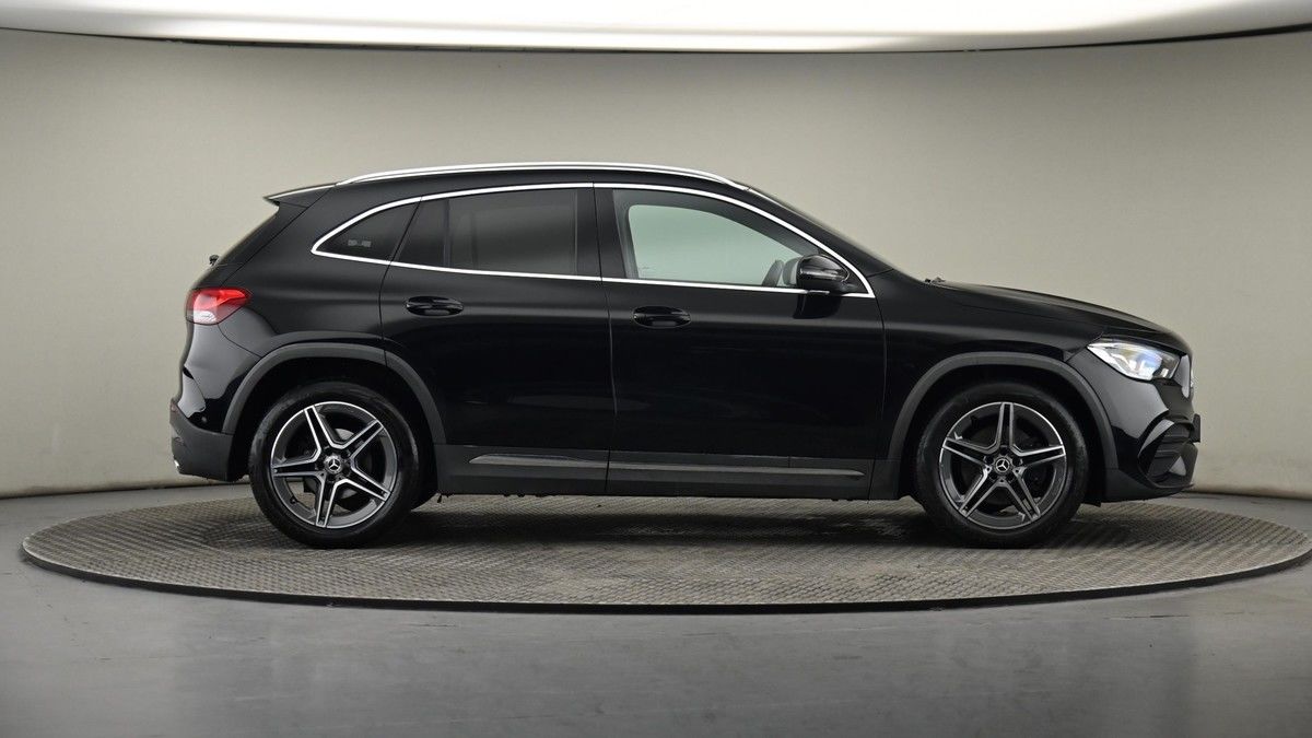 Mercedes-Benz GLA Image 25