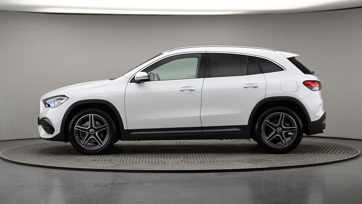 Mercedes-Benz GLA Image 23