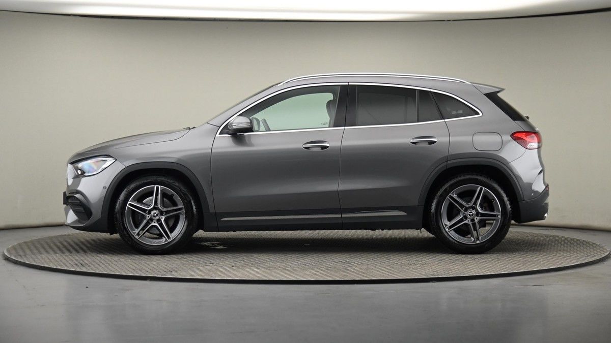 Mercedes-Benz GLA Image 23