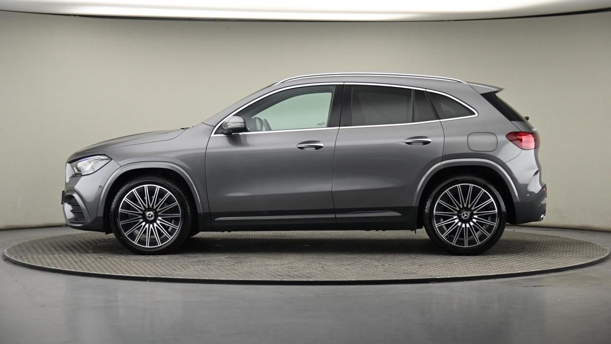Mercedes-Benz GLA Image 23