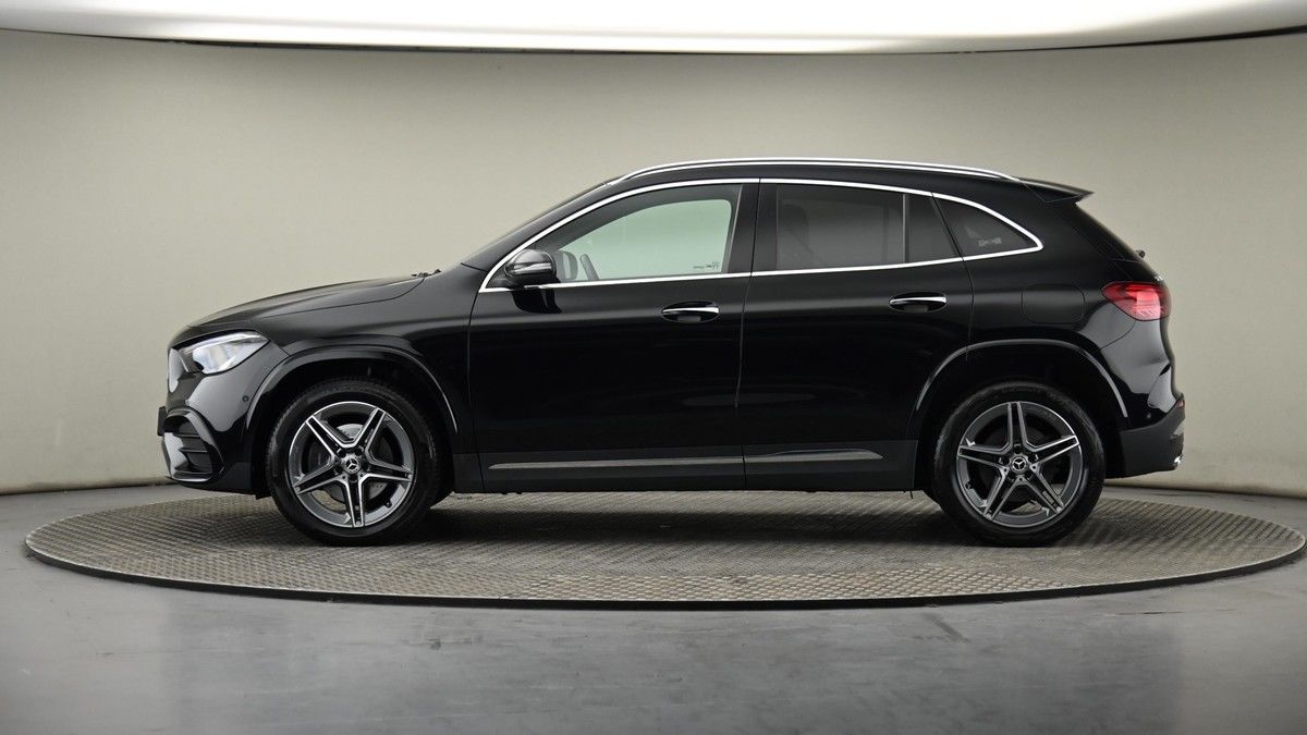 Mercedes-Benz GLA Image 23