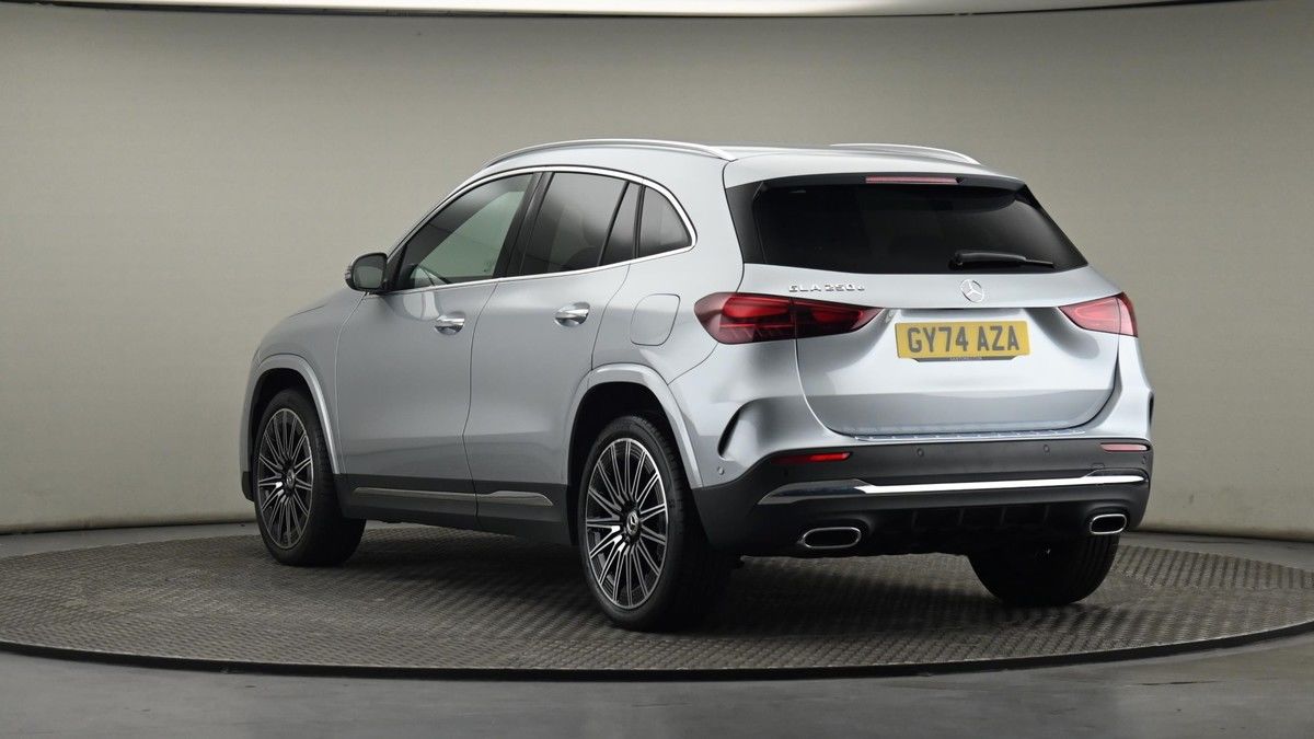 Mercedes-Benz GLA Image 24