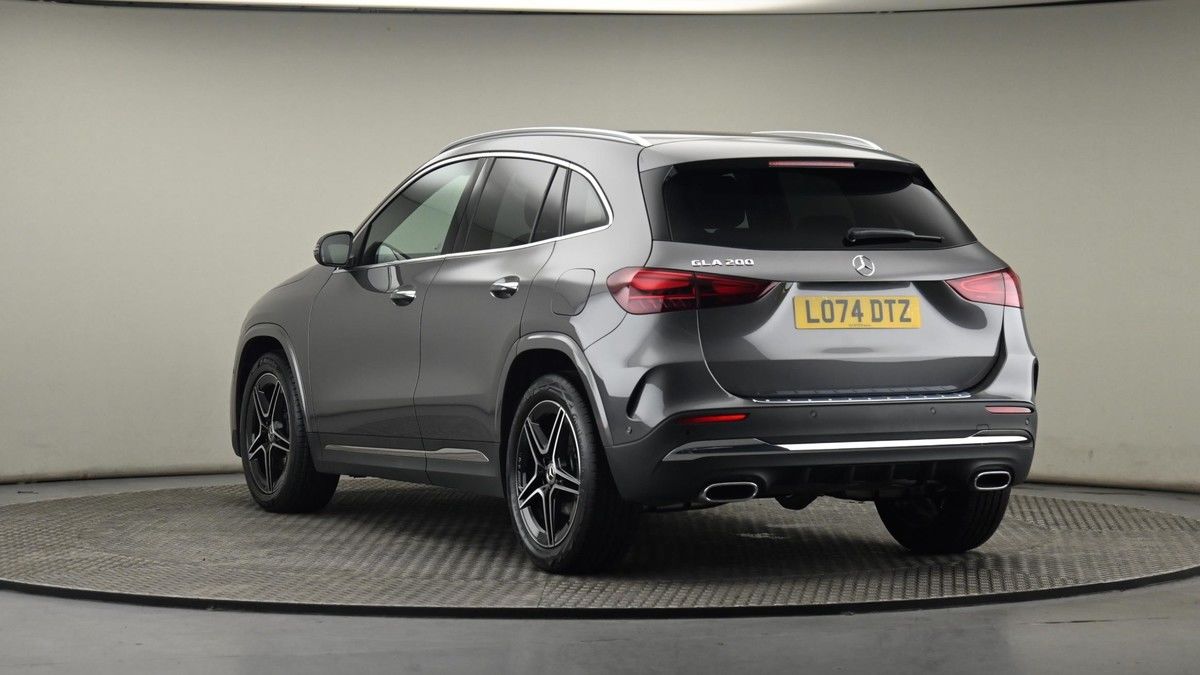 Mercedes-Benz GLA Image 24