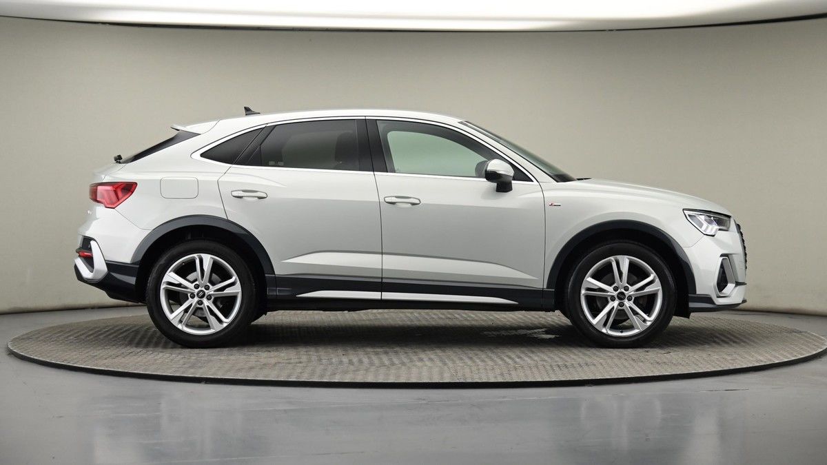 Audi Q3 Image 27