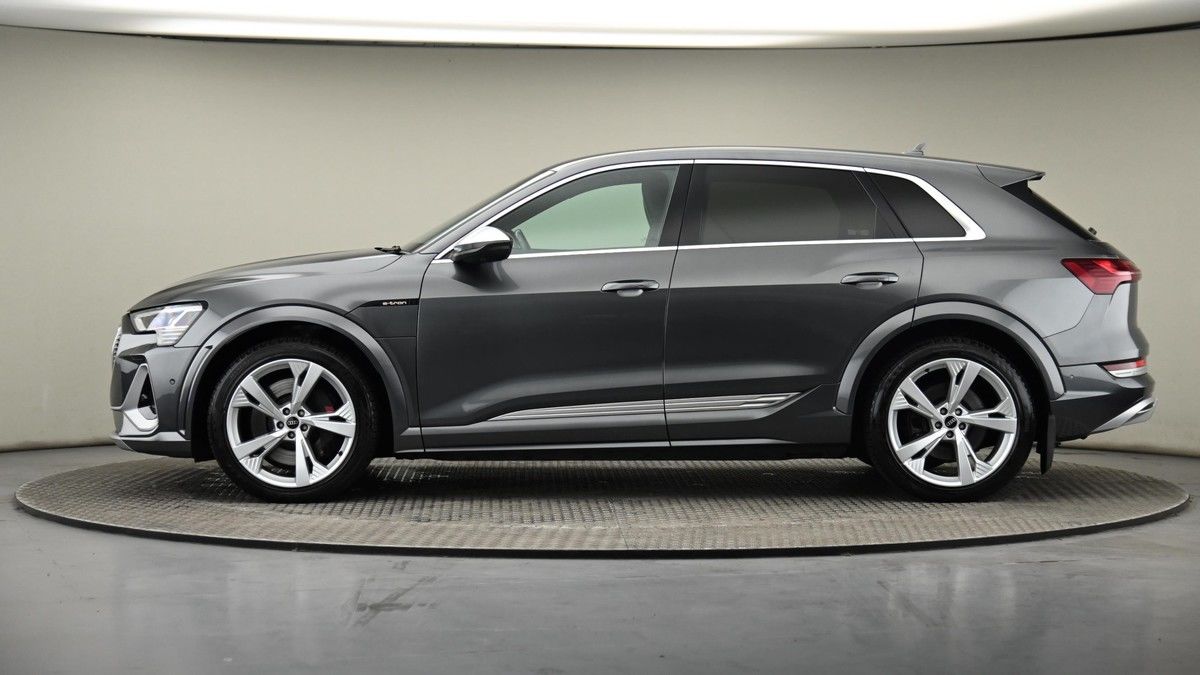 Audi e-tron S Image 22