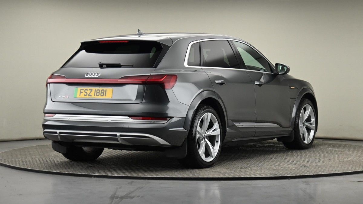 Audi e-tron S Image 25