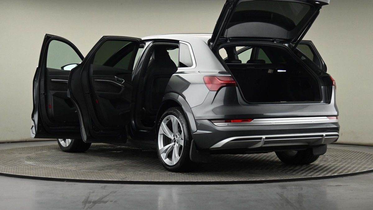 Audi e-tron S Image 28