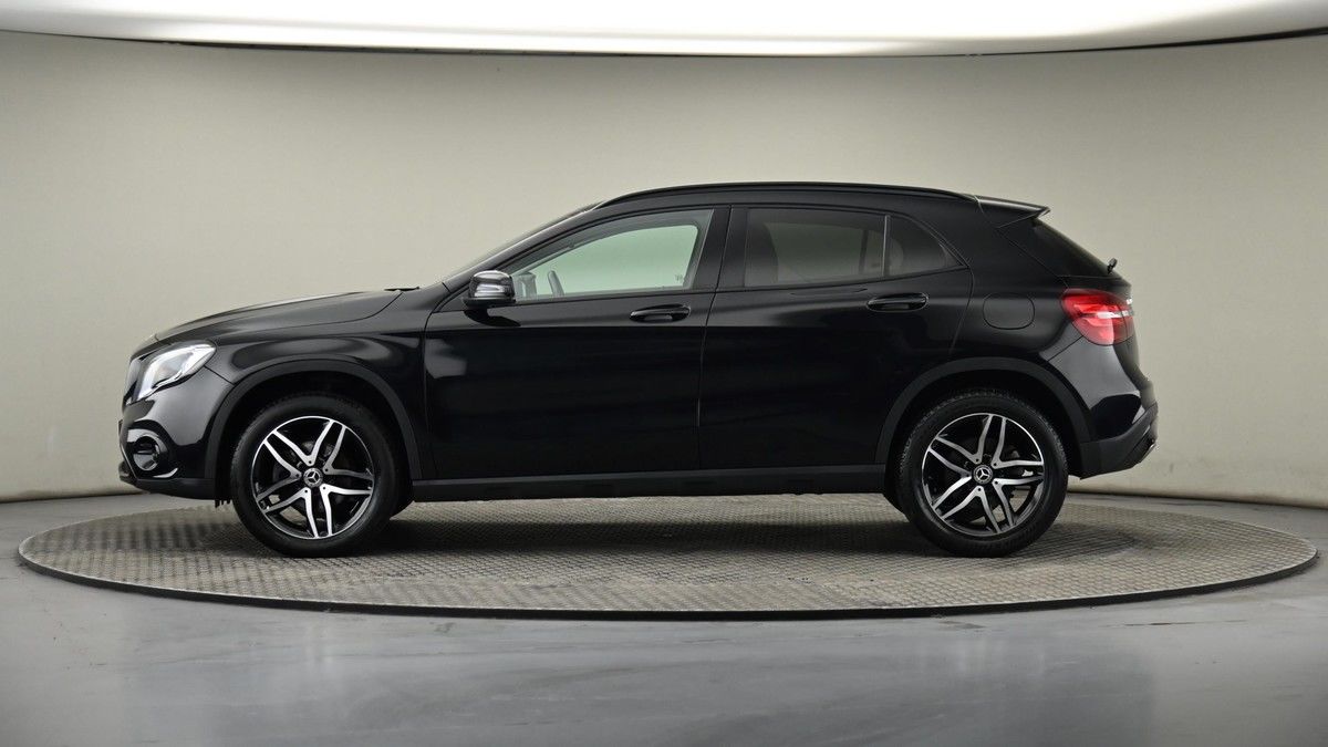 Mercedes-Benz GLA Image 23