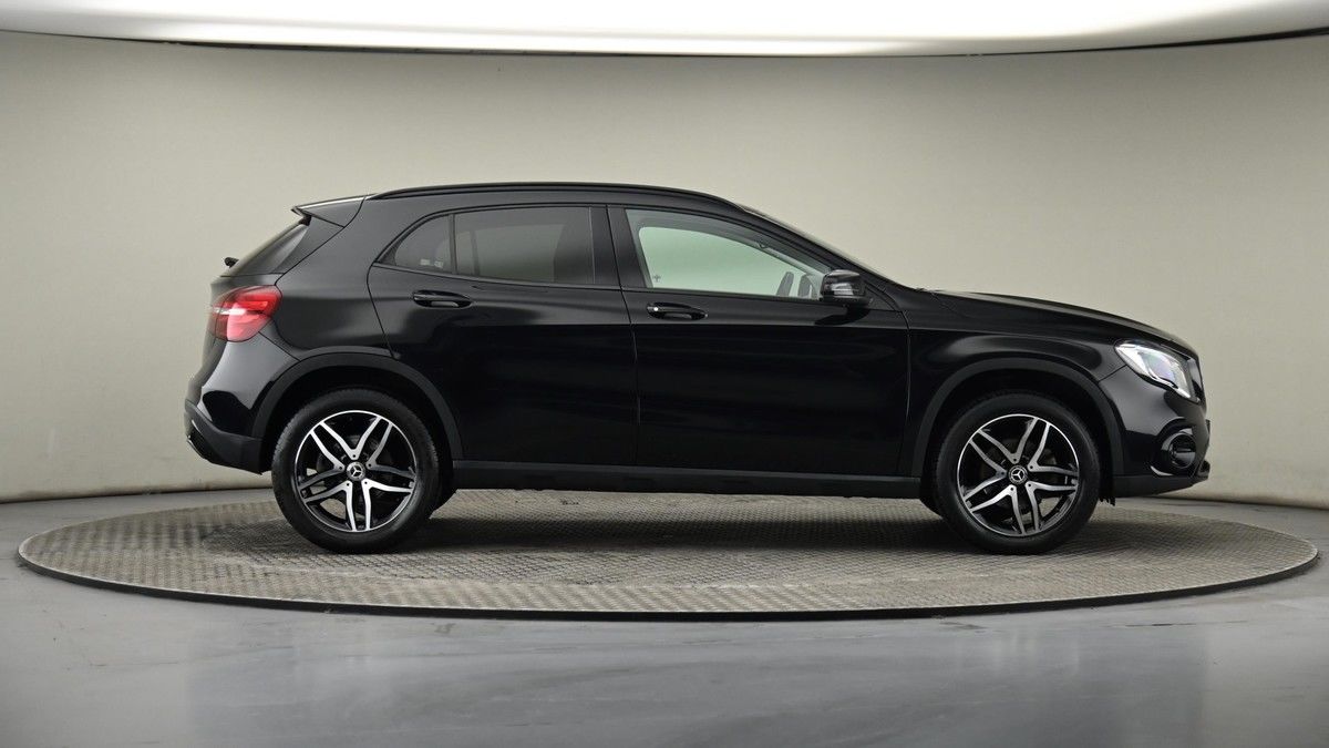 Mercedes-Benz GLA Image 27