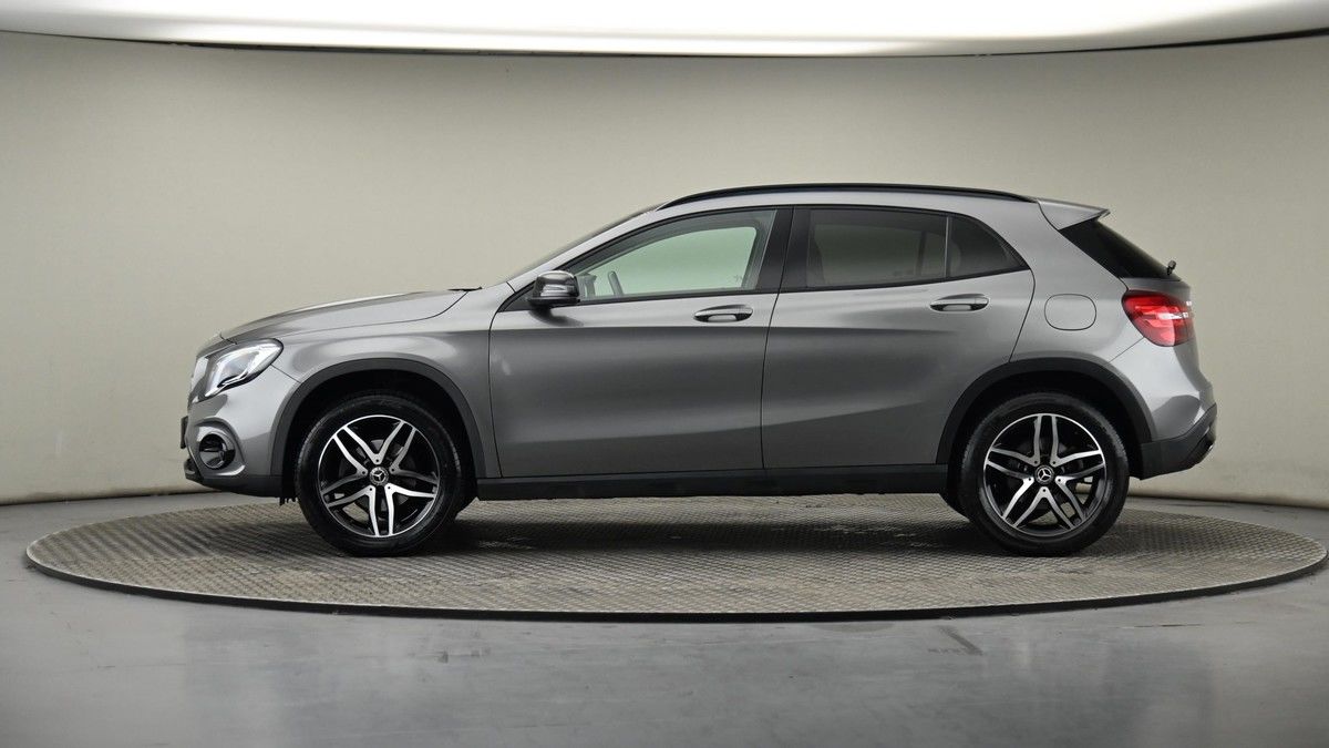 Mercedes-Benz GLA Image 23