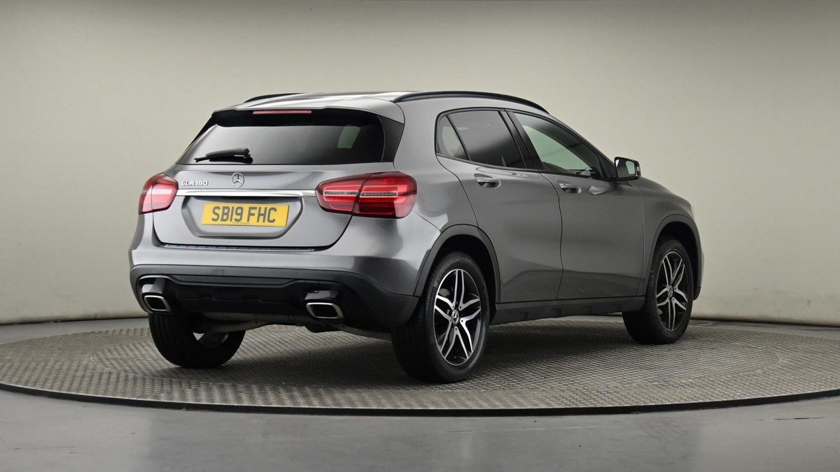 Mercedes-Benz GLA Image 25