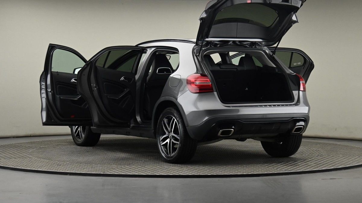 Mercedes-Benz GLA Image 28