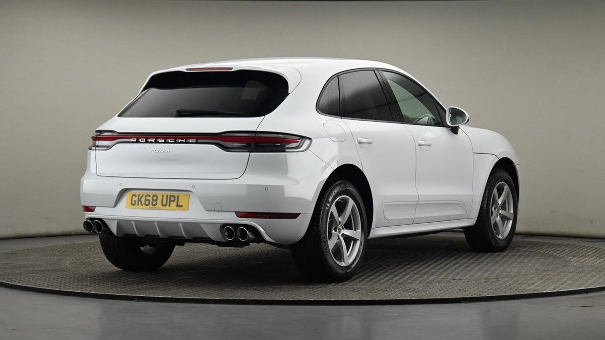 Porsche Macan Image 25