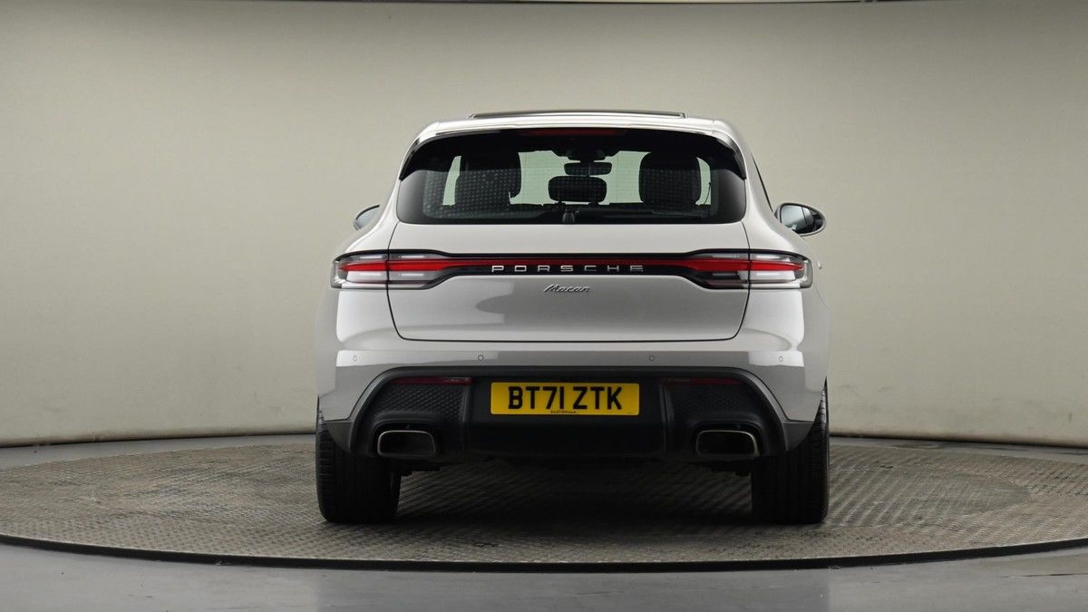 Porsche Macan Image 25