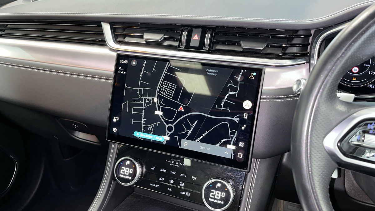 Jaguar F-PACE Image 17