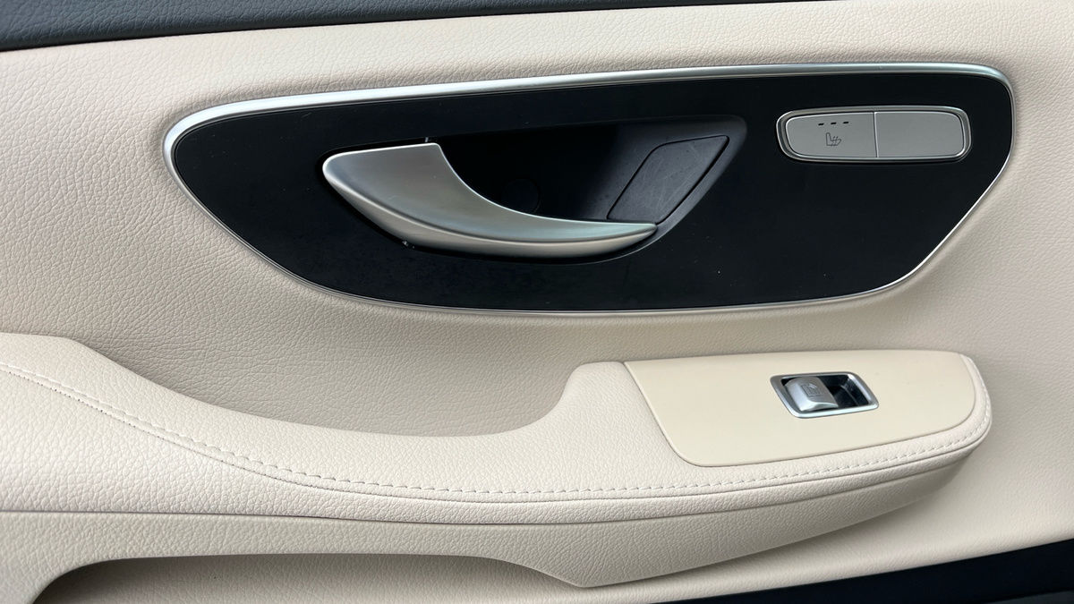Mercedes-Benz V Class Image 19