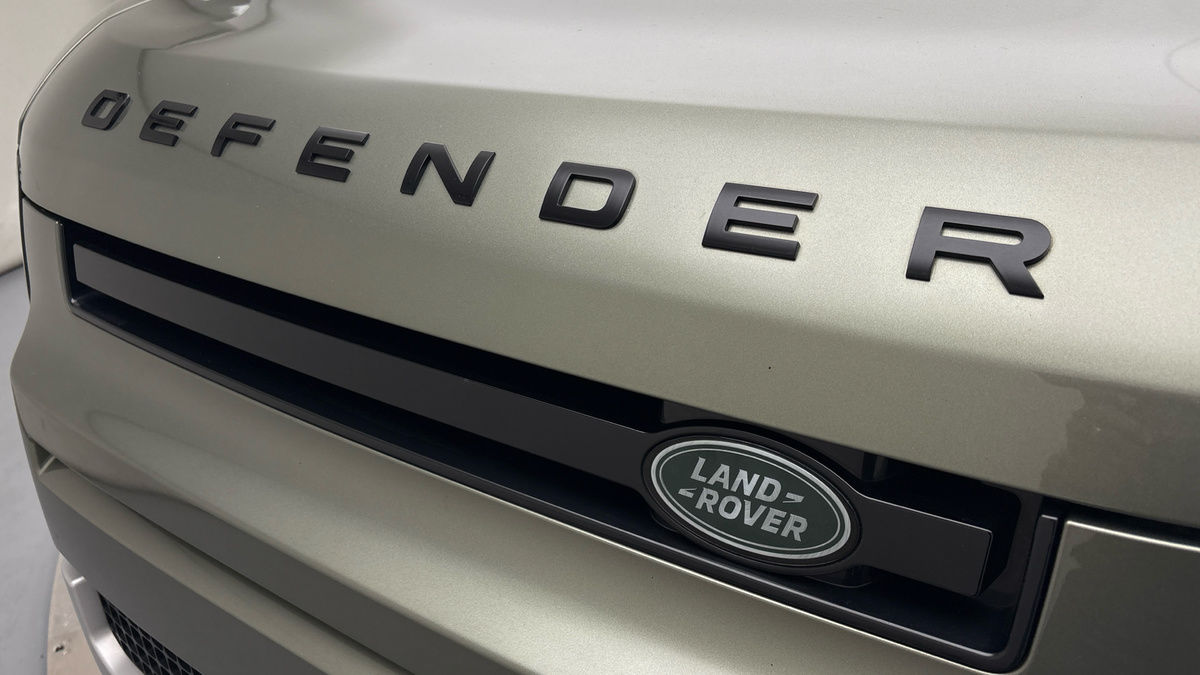 Land Rover Defender 110 Image 24