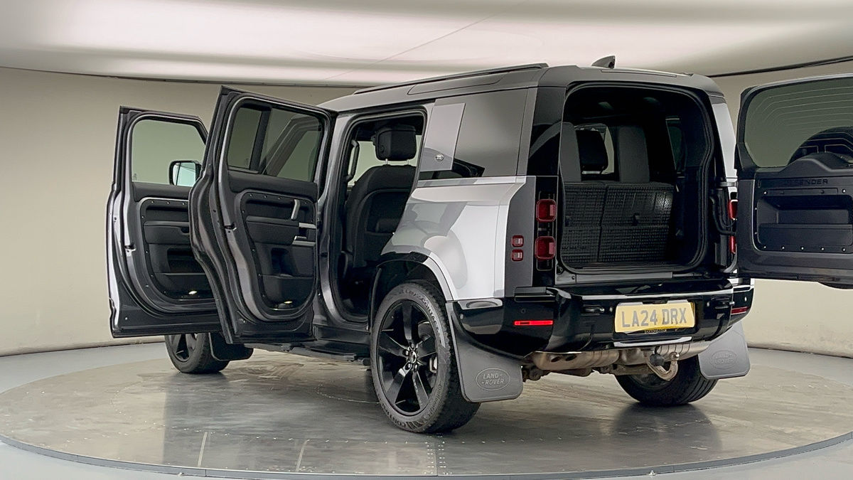 Land Rover Defender 110 Image 23