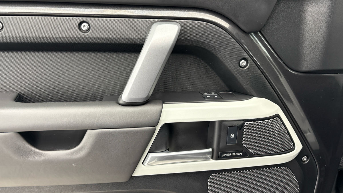 Land Rover Defender 110 Urban Image 38