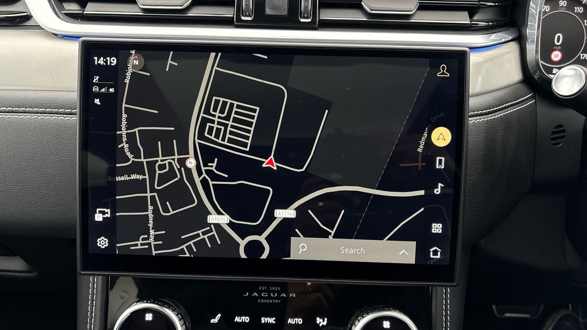 Jaguar F-PACE Image 17