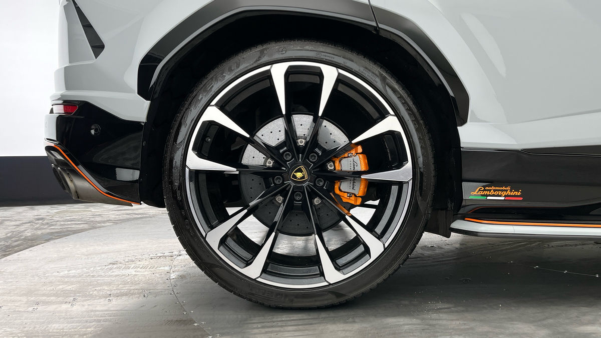 Lamborghini Urus Image 10