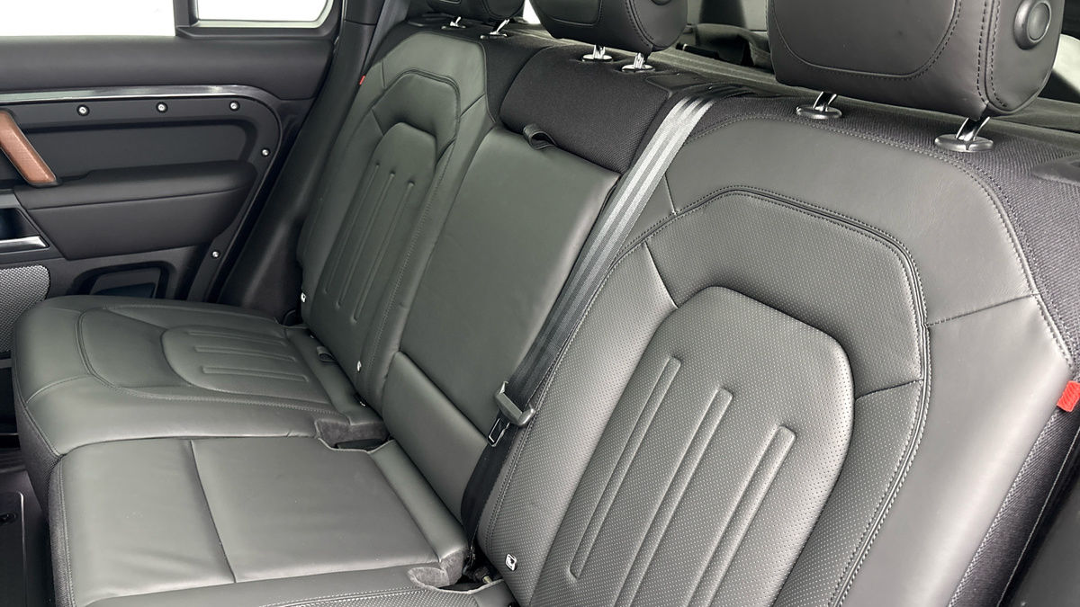 Land Rover Defender 110 Image 8