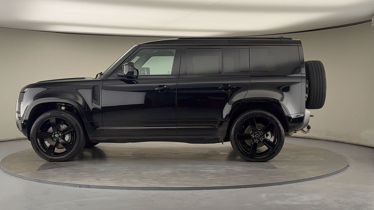 Land Rover Defender 110 Image 15