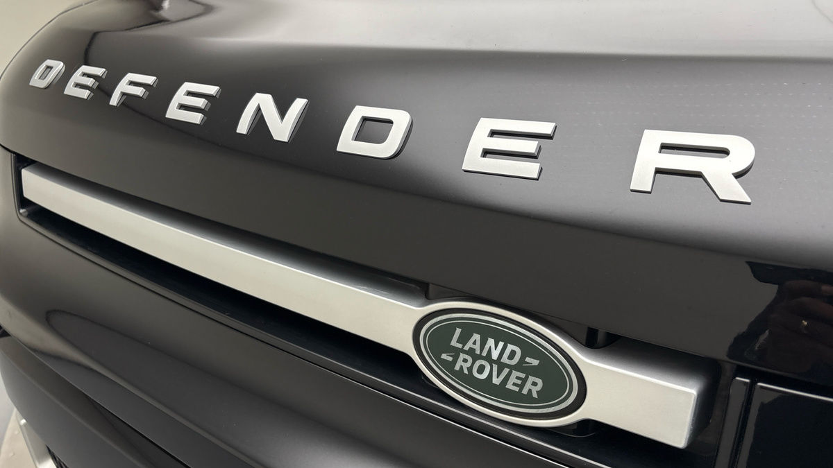 Land Rover Defender 110 Image 24