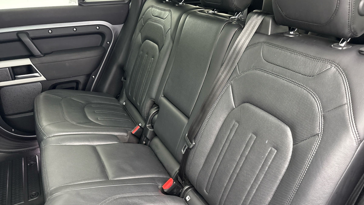Land Rover Defender 110 Image 8