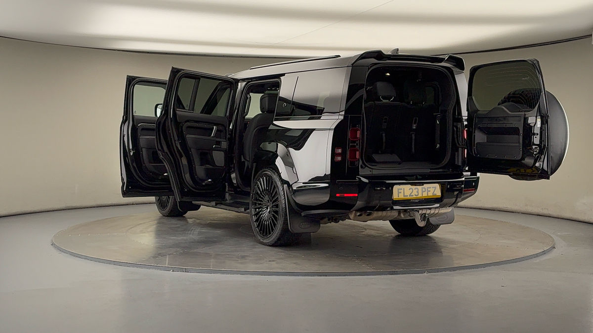 Land Rover Defender 130 Urban Image 31