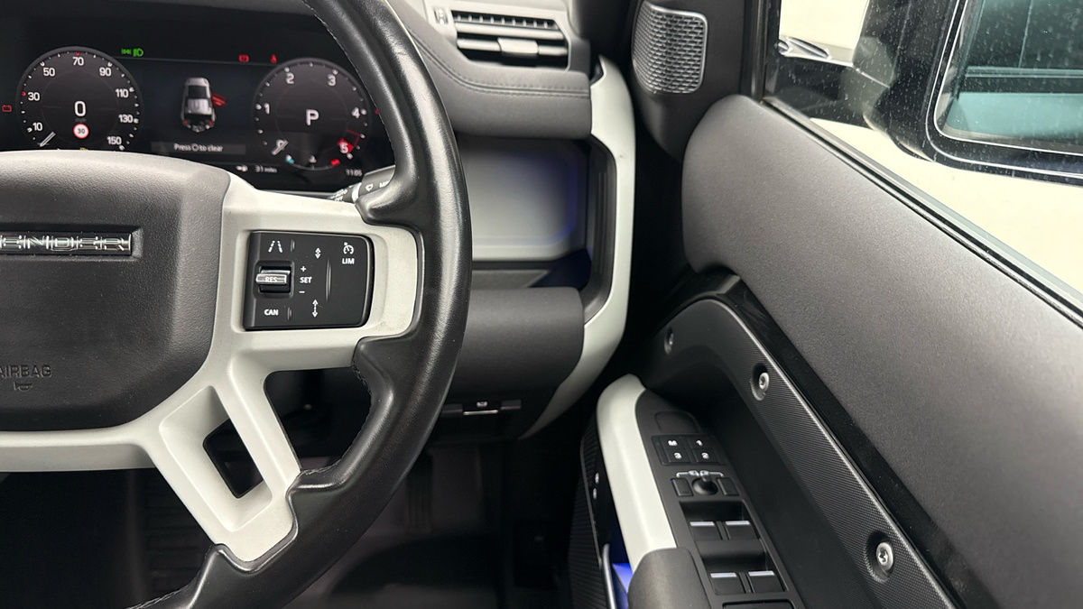 Land Rover Defender 110 Image 14