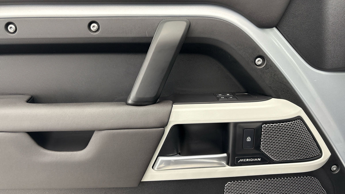 Land Rover Defender 110 Image 19