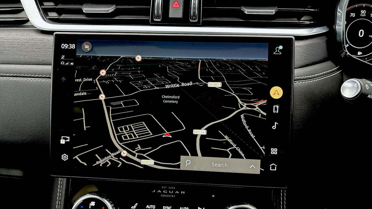 Jaguar F-PACE Image 17