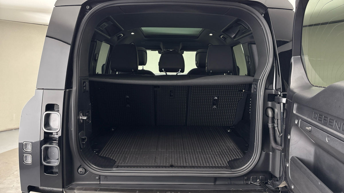 Land Rover Defender 110 Image 11