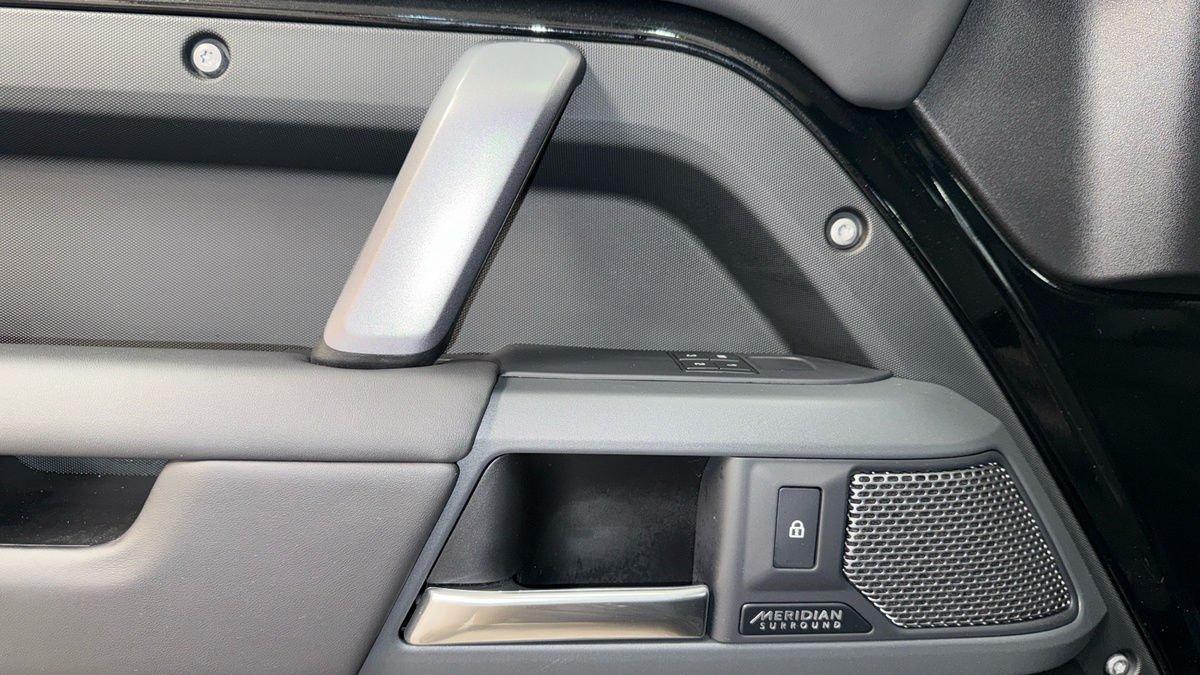 Land Rover Defender 110 Image 19